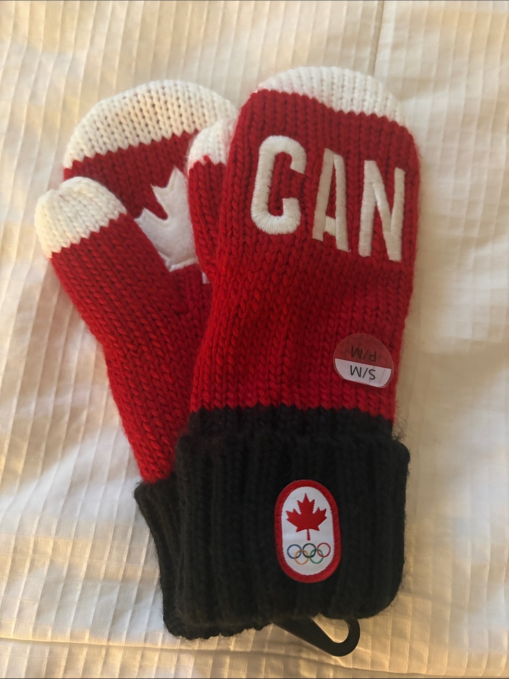 HIDSON’S BAY- Canada’s Olympic Red and White Knit Mittens